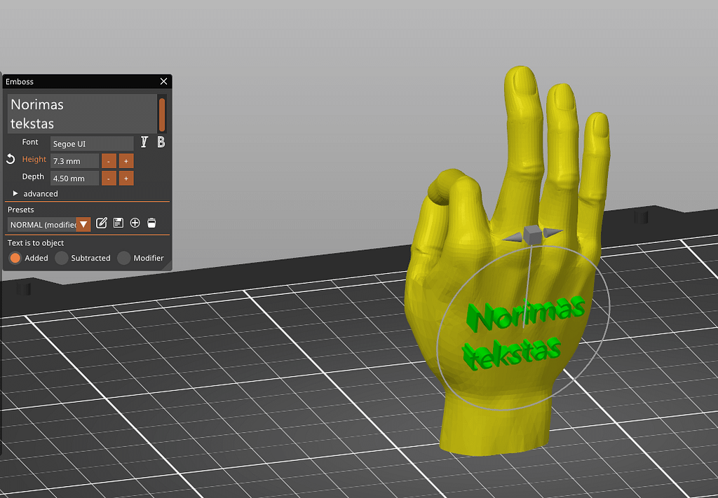 PrusaSlicer 3D spausdintuvams skirtos programos meniu juosta su galimybe ant objekto uždėti tekstą