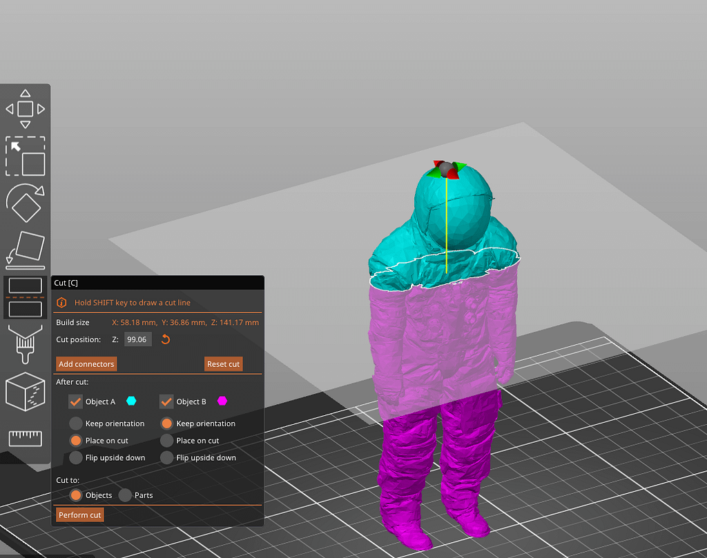 PrusaSlicer 3D spausdintuvams skirtos programos vaizdas, kuriame matomas perpjaunamas 3D modelis